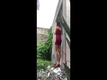 Gadis Cantik Pasrah Goyang Kasur Belakang Rumah poster